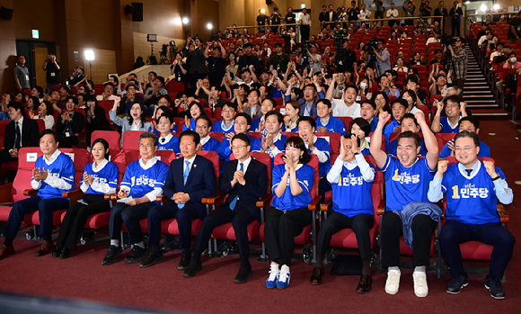 제9회 전국동시지방선거일인 3일 오후 서울 여의도 국회 의원회관에 마련된 더불어민주당 개표상황실에서 정청래 당 대표와 한병도 원내대표 등 지도부들이 지상파 방송3사 출구조사를 지켜보며 환호하고 있다. [사진=정소희 기자]