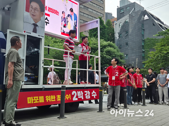 박강수 국민의힘 서울 마포구청장 후보가 26일 마포구 경의선광장에서 열린 지방선거 도보유세에서 발언하고 있다. [사진=유범열 기자]