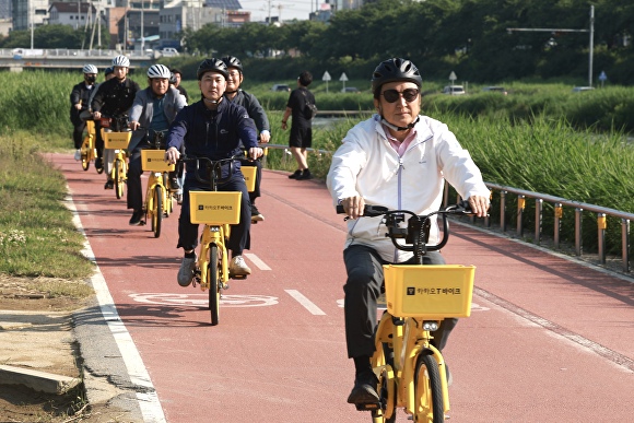 김영환 충북지사가 10일 전기자전거를 이용해 출근하고 있다. [사진=충북도]
