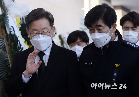 국민의힘 윤석열 대선후보가 6일 오후 경기도 평택 제일장례식장에 마련된 순직 소방관들의 빈소를 찾아 조문하기 위해 들어서고 있다. [사진=국민의힘]