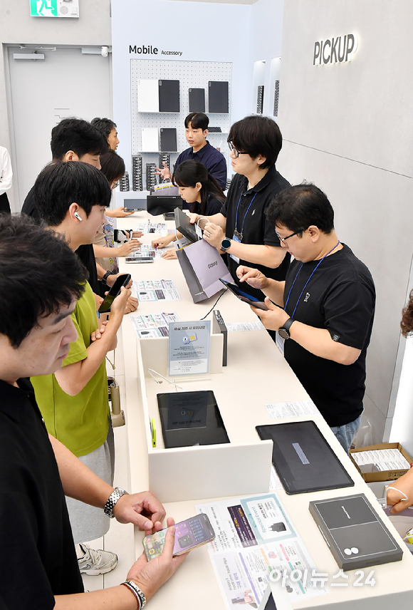 4일 오전 서울 삼성 강남에서 진행한 갤럭시 Z 폴드8, 폴드8 울트라, 플립8 개통행사에서 개통을 기다리는 고객들이 줄을 서 있다. [사진=곽영래 기자]