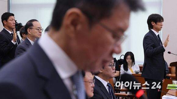정몽규 전 대한축구협회장과 홍명보 전 축구대표팀 감독이 30일 국회 문화체육관광위원회에서 열린 대한축구협회 현안 관련 청문회에 출석해 증인 선서하고 있다. [사진=곽영래 기자]