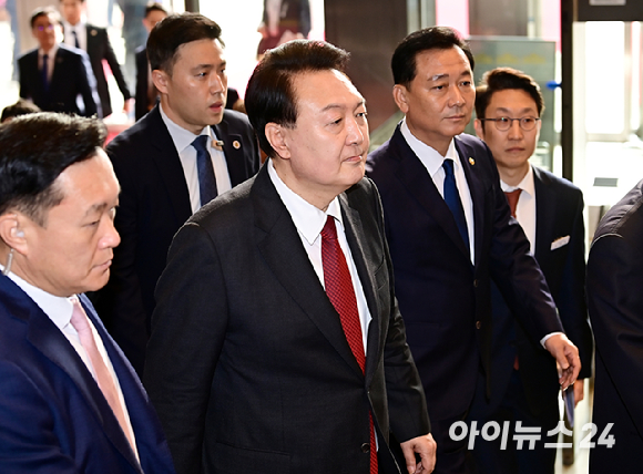 윤석열 대통령이 31일 오전 내년도 정부 예산안에 대한 시정연설을 하기 위해 서울 여의도 국회로 들어서고 있다. [사진=곽영래 기자]