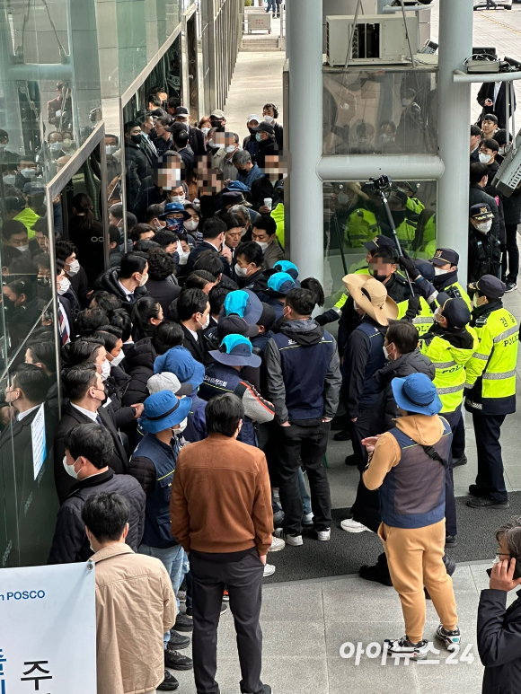  포스코홀딩스는 17일 서울 대치동 포스코센터에서 열린 제55기 정기주주총회를 개최했다. 금속노조 일부 조합원들은 포스코센터에 진입하기 위해 몸싸움을 벌이는 등 갈등을 빚기도 했다. [사진=양호연 기자]