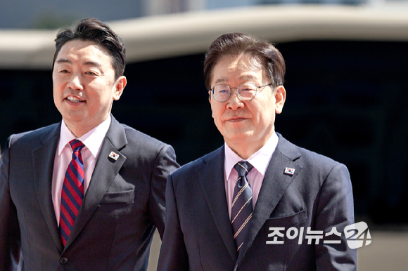 이재명 대통령이 2일 서울 여의도 국회 본회의장에서 중동 사태 대응 등을 위한 추가경정예산안에 대한 시정연설을 위해 본청으로 들어서고 있다. [사진=곽영래 기자]