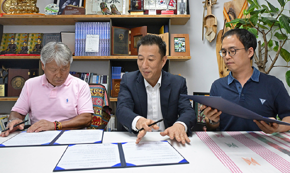 14일 서울 종로구 엄홍길휴먼재단에서 엄홍길휴먼재단&middot;여행을만들다&middot;중국 유니버셜트립 3개 기관이 MOU를 맺은 후 기념촬영을 하고 있다. 사진은 왼쪽부터 이명환 중국 유니버셜트립 이사, 엄홍길 엄홍길휴먼재단 상임이사, 백민우 여행을만들다 대표. [사진=여행을만들다]