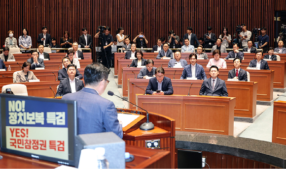  국민의힘 장동혁 대표를 비롯한 의원들이 21일 국회에서 열린 의원총회에서 정점식 원내대표의 발언을 듣고 있다. 2026.7.21 [사진=연합뉴스]