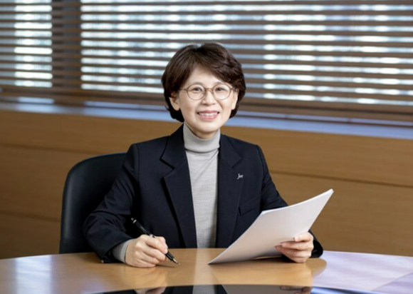 (왼쪽 위부터 시계 방향으로) 김희정 삼성바이오로직스 부사장, 안소연 삼성바이오로직스 상무, 신지은 삼성바이오에피스 부사장, 박소영 GC 전략기획실장. [사진=각 사 제공]