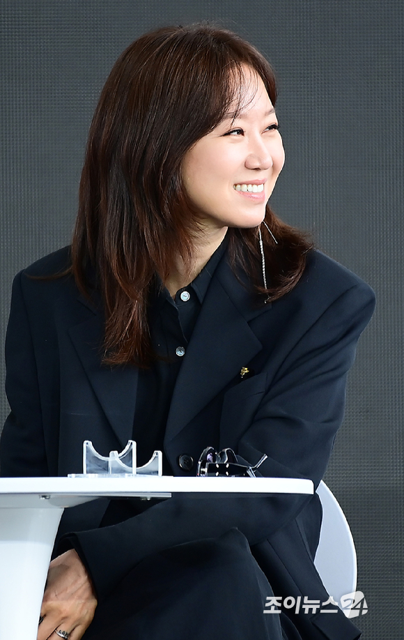 배우 공효진이 19일 오전 부산광역시 해운대구 우동 영화의 전당에서 열린 제30회 부산국제영화제(BIFF) '윗집 사람들' 오픈토크 행사에 참석하고 있다. [사진=정소희 기자]