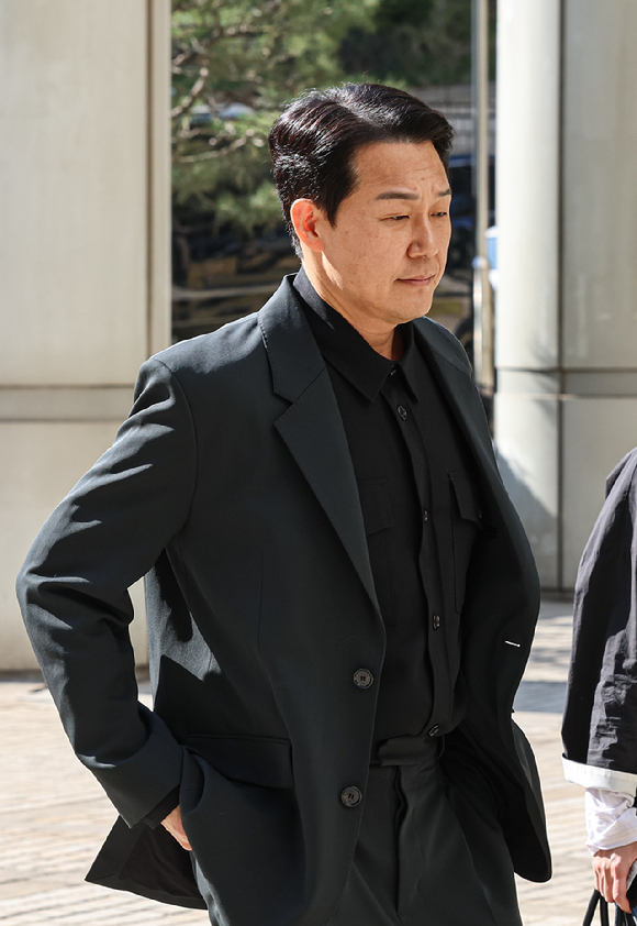 배우 박성웅이 8일 오후 서울 서초구 서울중앙지방법원에서 열린 임성근 전 해병대 1사단장의 국회증언감정법 위반 사건 관련 공판에 증인으로 출석하고 있다. [사진=사진공동취재단] [사진=곽영래 기자]