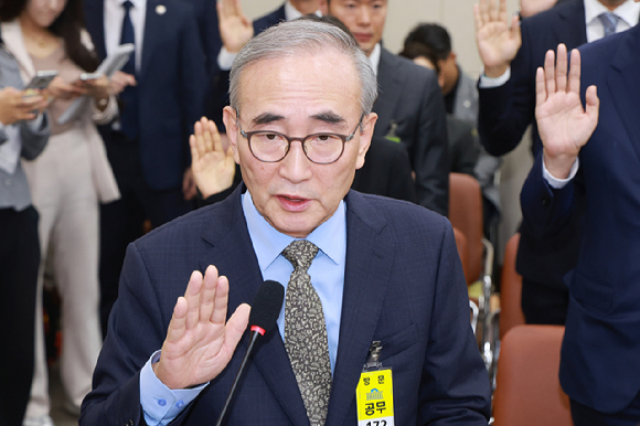 김영섭 KT 대표가 14일 서울 영등포구 여의도 국회에서 열린 공정거래위원회, 개인정보보호위원회 등에 대한 정무위원회 국정감사에 증인으로 출석해 선서하고 있다. [사진=연합뉴스]