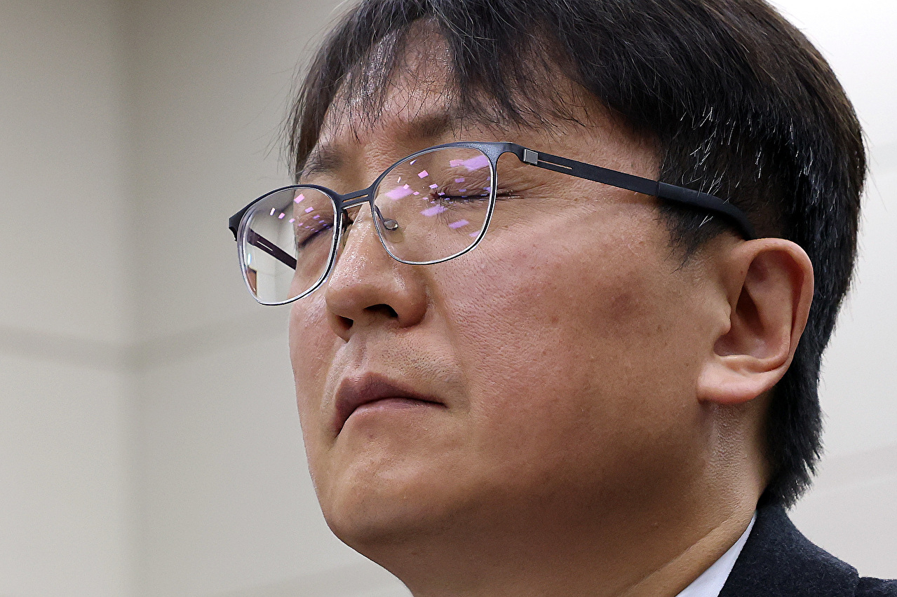 박대준 쿠팡 대표이사가 2일 서울 여의도 국회에서 열린 과학기술정보방송통신위원회의 쿠팡 개인정보 유출 사고 관련 현안질의에 출석해 의원들 질의를 받으며 생각에 잠겨 있다. 2025.12.2 [사진=연합뉴스]