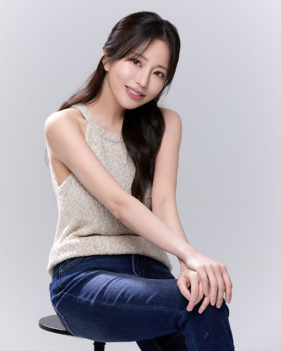 &apos;日 아나운서 출신&apos; 타니 아사코, 큐브 전속계약 &quot;배우 성장&quot;(공식)