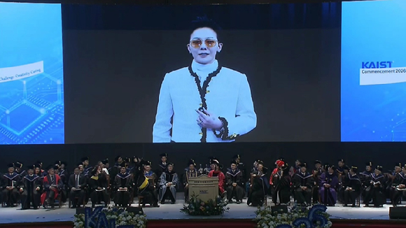 지드래곤이 20일 대전 카이스트 본원에서 열린 '2026년도 학위수여식'에서 영상을 통해 축사를 하고 있다. [사진=갤럭시 코퍼레이션]