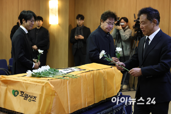 배우 고(故) 이순재의 영결식이 27일 서울 송파구 서울아산병원 장례식장에 엄수되고 있다. [사진=곽영래 기자]