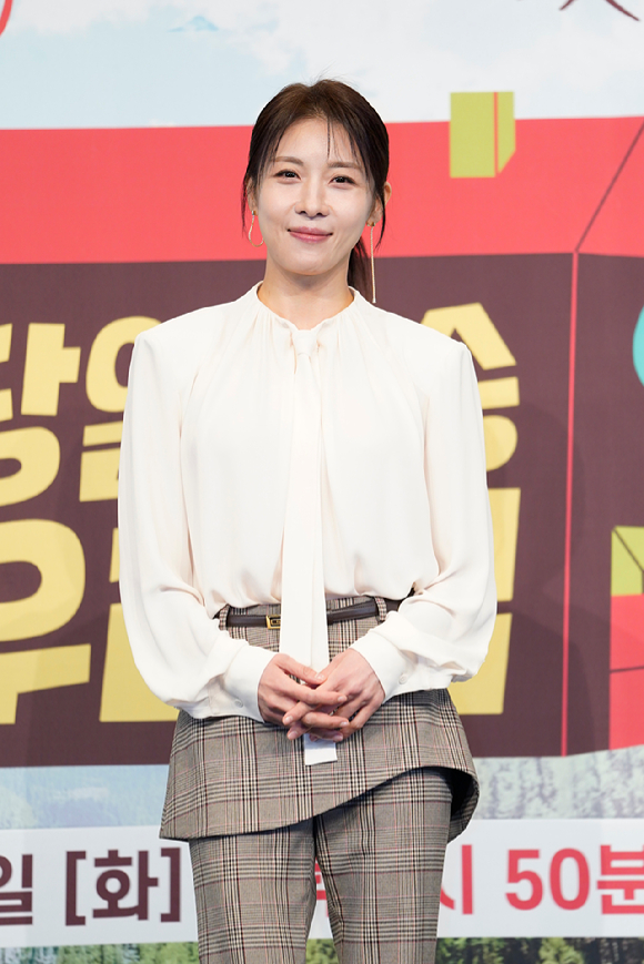 하지원이 JTBC 새 예능프로그램 '당일배송 우리집' 제작발표회에 포토타임을 갖고 있다. [사진=JTBC]