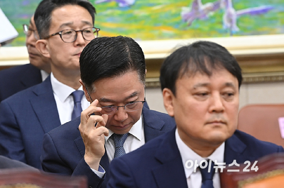 김종화 SK에너지 대표와 송명준 HD현대오일뱅크 대표가 12일 서울 여의도 국회에서 열린 정무위원회의 공정위 등에 대한 국정감사에 출석하고 있다. [사진=곽영래 기자]