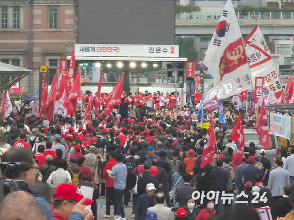 이재명 더불어민주당 대선 후보가 19일 서울 용산역 광장에서 유세를 펼치고 있다. [사진=김주훈 기자]