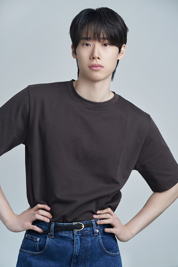 배우 김민이 프로필 촬영에서 포즈를 취하고 있다. [사진=제이와이드컴퍼니]