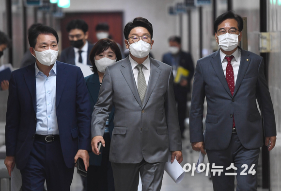 국민의힘 권성동 당대표 직무대행 겸 원내대표가 18일 국회에서 열린 최고위원회의를 마친 뒤 취재진의 질문에 답변하고 있다. [사진=김성진 기자]