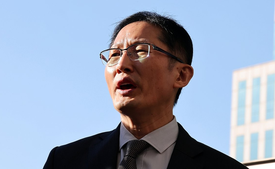 28일 오후 광주 동구 광주고등법원 앞에서 청산가리 막걸리 사건의 백모씨가 사건 발생 16년 만에 재심에서 무죄를 선고받은 뒤 연 기자회견에서 눈시울을 붉히고 있다. 백씨 부녀는 2009년 독극물인 청산가리를 막걸리에 타 배우자이자 친모 등을 살해한 혐의로 기소돼 무기징역과 징역 20년을 각각 선고받아 대법원 확정판결까지 받았으나, 지난해 재심 개시가 결정돼 이날 무죄를 선고받았다. 2025.10.28 [사진=연합뉴스]