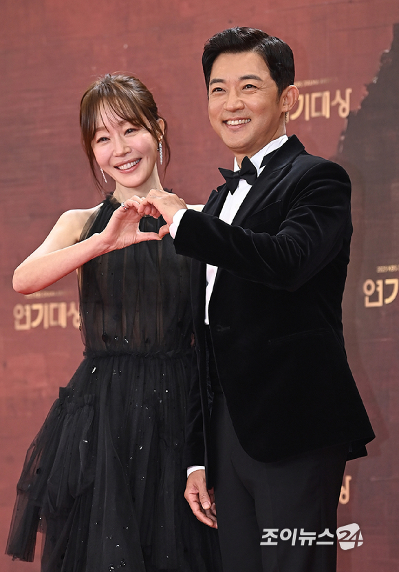 배우 엄지원, 안재욱이 31일 오후 서울 여의도 KBS에서 열린 2025 KBS 연기대상&nbsp;레드카펫 포토월 행사에서 포즈를 취하고 있다. [사진=곽영래 기자]