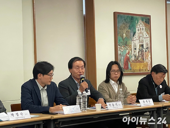 박동석 아이뉴스24 사장 겸 편집인이 7일 오후 서울 중구에서 열린 연금연구회 2차 세미나에서 토론을 하고 있다. [사진=김지영 기자]