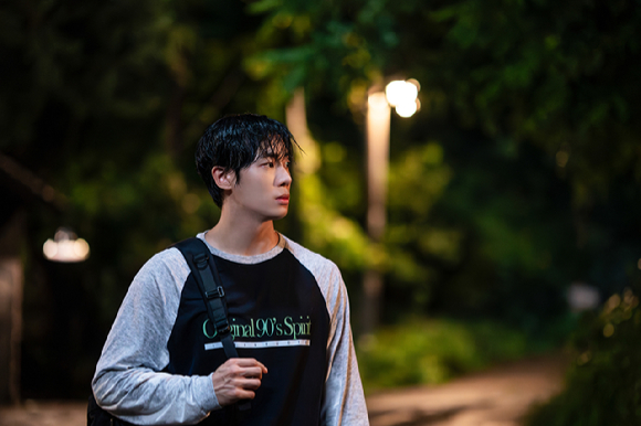 배우 추영우가 영화 '오늘 밤, 세계에서 이 사랑이 사라진다 해도' 인터뷰에 앞서 포즈를 취하고 있다. [사진=(주)바이포엠스튜디오]