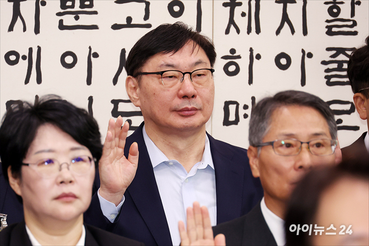 이화영 전 경기도 평화부지사가 2025년 10월 14일 서울 여의도 국회에서 열린 국회 법제사법위원회 법무부 등에 대한 국정감사에서 증인선서를 하고 있다. [사진=곽영래 기자]
