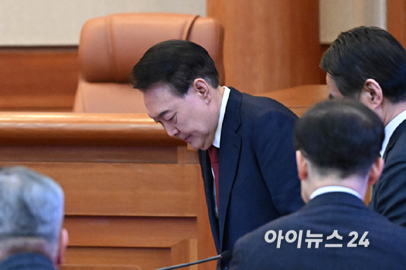 윤석열 대통령이 11일 서울 종로구 헌법재판소에서 열린 '윤석열 대통령 탄핵심판 7차 변론'에 출석하고 있다. [사진=사진공동취재단]