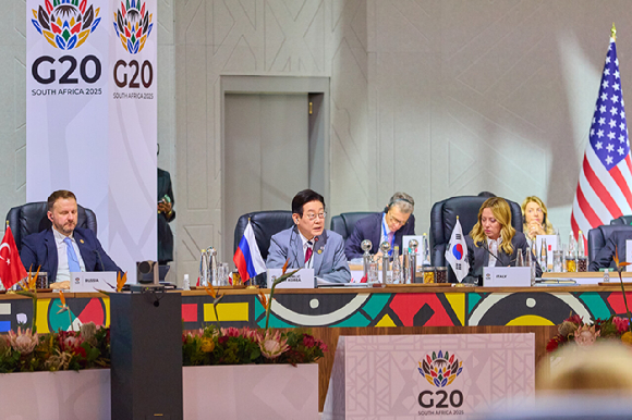 이재명 대통령이 22일(현지시간) 남아프리카공화국 나스렉 엑스포센터에서 열린 주요 20개국(G20) 정상회의 제1세션에서 발언하고 있다. 2025.11.22 [공동취재 제공. 재판매 및 DB 금지] [사진=연합뉴스]