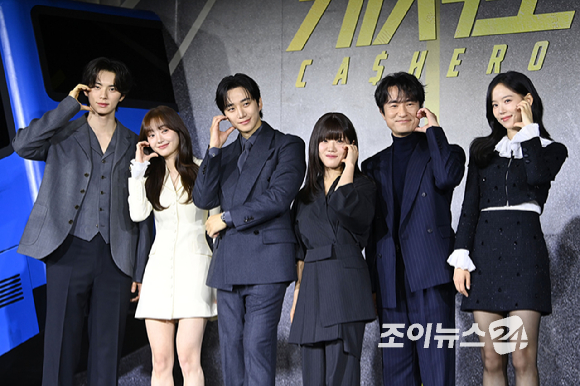 배우 이채민, 김혜준, 이준호, 김향기, 김병철, 강한나가 22일 오전 서울 강남구 삼성동 웨스틴 서울 파르나스에서 열린 넷플릭스 시리즈 '캐셔로' 제작발표회에 참석해 포즈를 취하고 있다. [사진=문수지 기자]
