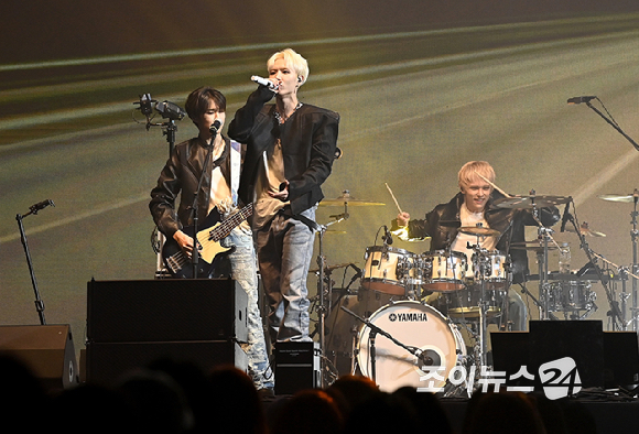 에이엠피(AxMxP)가 21일 오후 서울 송파구 잠실학생체육관에서 열린 '2026 JOY콘서트 - 보이스 오브 스프링(Voice of spring)'에서 멋진 무대를 선보이고 있다.고품격 엔터테인먼트 경제지 조이뉴스24와 인터넷종합지 아이뉴스24가 주최하는 '보이스 오브 스프링'은 올해로 세 번째를 맞았다. 이번 공연엔 엔플라잉(N.Flying/이승협, 차훈, 김재현, 유회승, 서동성), 소란(SORAN/고영배), 에이엠피(AxMxP/하유준, 김신, 크루, 주환)가 함께해 현장감이 넘치는 밴드 사운드로 관객과 열렬히 교감했다. [사진=곽영래 기자]