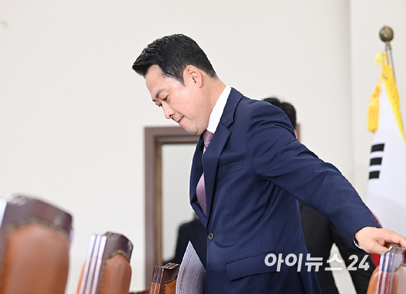 장동혁 국민의힘 대표가 23일 서울 여의도 국회에서 열린 최고위원회의에 참석하고 있다. [사진=곽영래 기자]