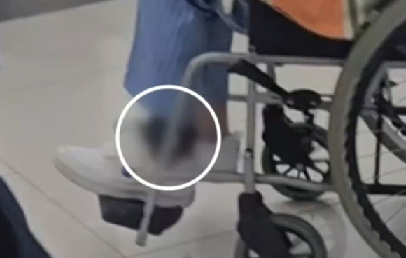 서울 남부구치소에 수감된 윤석열 전 대통령 배우자 김건희 씨가 진료를 위해 외부 병원을 방문한 모습이 포착됐다. 사진은 지난 17일 오후 서울 동작구 한 대형병원을 방문한 김 씨 모습. [사진=MBN 보도화면 캡처]