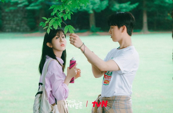 배우 신은수가 tvN 월화드라마 '반짝이는 워터멜론'(극본 진수완, 연출 손정현) 종영 인터뷰에 앞서 포즈를 취하고 있다. [사진=앤피오엔터테인먼트]