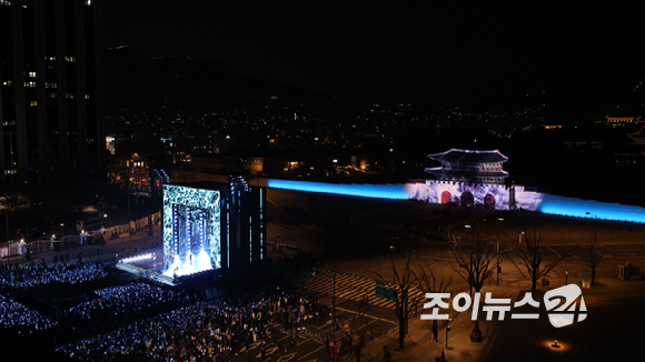 방탄소년단(BTS)이 21일 오후 서울 광화문 광장에서 정규 5집 '아리랑(ARIRANG)' 앨범 발매를 기념해 컴백 무대를 선보이고 있다. [사진=사진공동취재단]