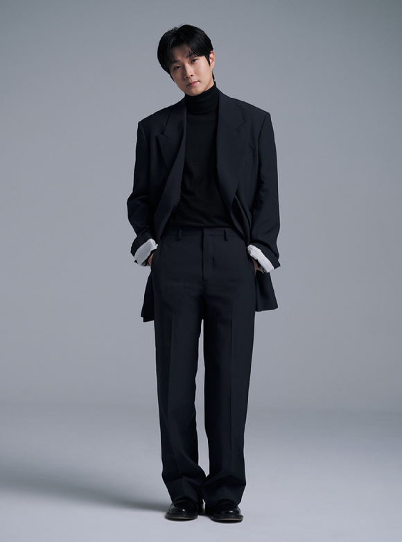 배우 최우식이 영화 '넘버원' 인터뷰에 앞서 포즈를 취하고 있다. [사진=㈜바이포엠스튜디오]