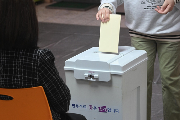 3일 오전 경기 수원시 권선구 수봉재활원에 마련된 제22대 국회의원 선거 거소투표소에서 유권자가 투표하고 있다. [사진=뉴시스]