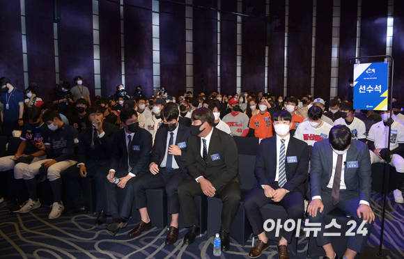 15일 오후 서울 소공동 웨스틴조선호텔 그랜드볼룸에서 열릴 '2023 KBO 신인 드래프트'를 앞두고 선수들이 자리에 착석하고 있다. [사진=정소희 기자]