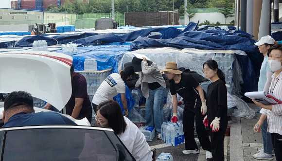 강원 강릉시 강릉아레나 주차장에서 극심한 가뭄으로 어려움을 겪는 학교와 경로당, 유치원 등에 생수를 배부하고 있다. 2025.08.29 [사진=연합뉴스]