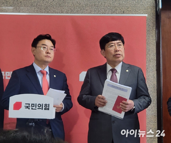 김성원 의원(왼쪽)과 윤창현 정무위 간사가 취재진의 질문에 답하고 있다.