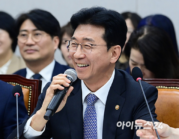 고용진 국회사무총장이 30일 오전 서울 여의도 국회에서 열린 국회 운영위원회의 국회사무처 등에 대한 2026년도 국정감사에서 질의응답을 하는 중 마이크를 교체하자 한 의원이 "국회 운영비 올릴려고 하는거 아니냐"라는 농담을 하자 환하게 웃고 있다. [사진=정소희 기자]