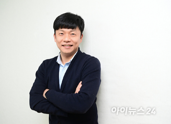 박준영 산업인류학연구소장이 지난 19일 서울 마포구 서교동에 위치한 산업인류학연구소에서 아이뉴스24와 인터뷰를 갖기 전 포즈를 취하고 있다. [사진=정소희 기자]