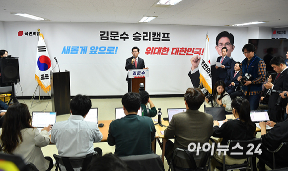 대선 출마를 선언한 김문수 전 고용노동부 장관이 18일 오전 서울 여의도 선거캠프에서 공약 기자회견을 하고 있다. [사진=곽영래 기자]