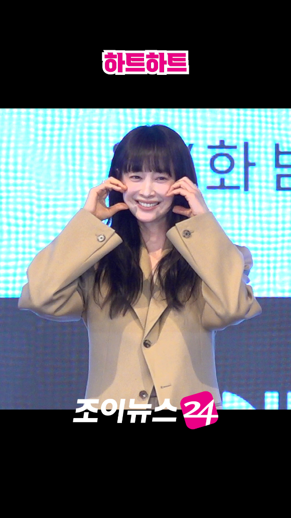 배우 이나영이 26일 서울 구로구 신도림동 더세인트에서 진행된 ENA 새 월화드라마 '아너 : 그녀들의 법정' 제작발표회에서 포즈를 취하고 있다. [사진=문수지 기자]