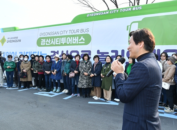 조현일 경산시장이 14일 경산시티투어버스 운행 기념식에서 인사말을 하고 있다. [사진=경산시]