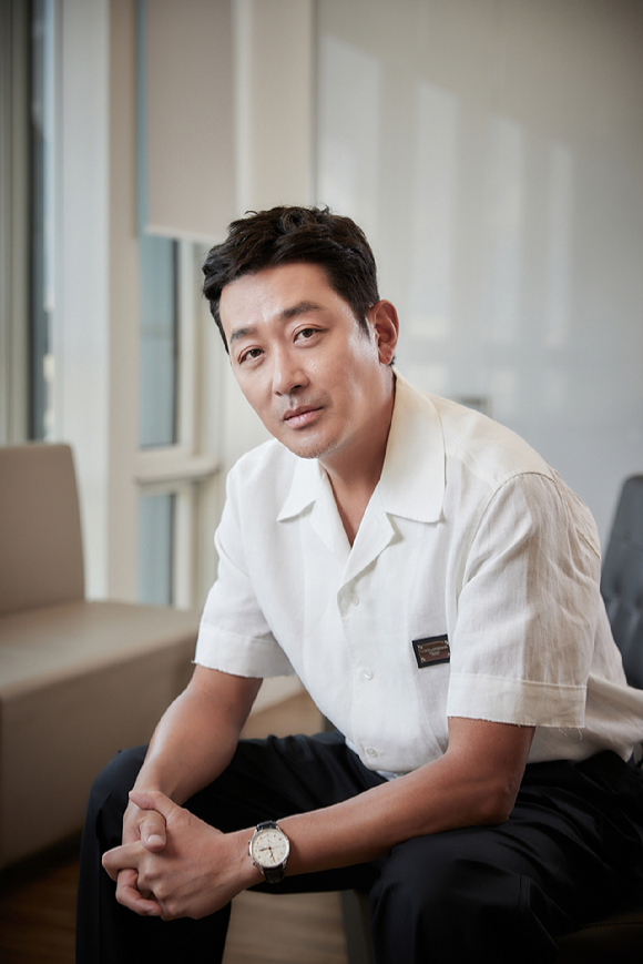 배우 하정우가 영화 '비공식작전'(감독 김성훈) 인터뷰에 앞서 포즈를 취하고 있다. [사진=쇼박스]