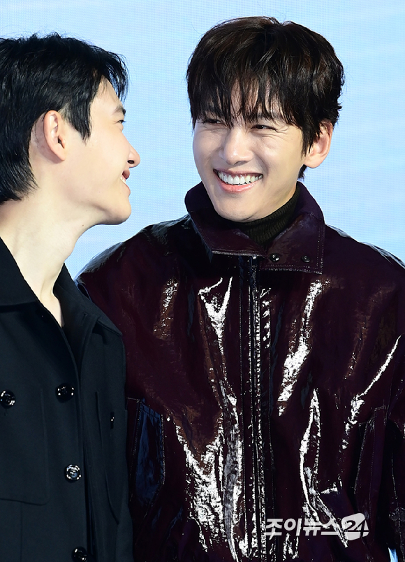 배우 도경수와 지창욱이 3일 오전 서울 영등포구 콘래드 서울에서 열린 디즈니 플러스 오리지널 '조각도시' 제작발표회에 참석하고 있다. [사진=정소희 기자]