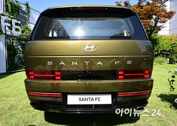 8일 경기도 파주시 미메시스 아트 뮤지엄에서 '디 올 뉴 싼타페&rsquo; 미디어 설명회가 열렸다.이번에 공개된 신형 싼타페는 2018년 4세대 출시 이후 5년 만에 새롭게 탄생한5세대 모델로 도심과 아웃도어 라이프를 모두 아우르는 현대차 대표 중형 SUV다. [사진=곽영래 기자]